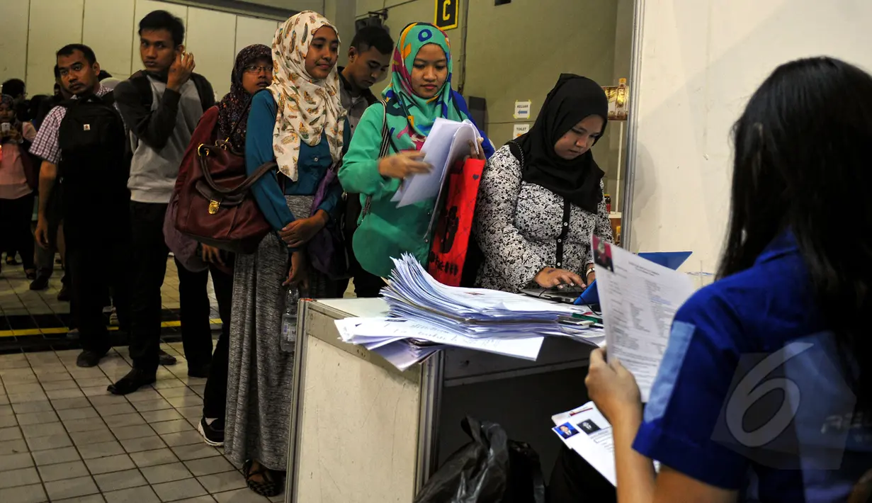 Sejumlah pencari kerja ikut dalam antrian untuk mendaftar di salah satu perusahaan yang ikut dalam UI Job Fair 2015, Depok, Jumat (24/4/2015). UI Job Fair 2015 diikuti 46 perusahaan swasta BUMN lokal dan luar negeri. (Liputan6.com/Yoppy Renato)