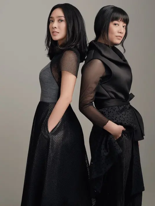 Nah, kalau ini bergaya serius, nih. Tapi memang mereka terlihat awet muda, yaa. Gimana menurutmu? (Foto @dennytjan/ Instagram @leonyvh)