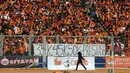 Suporter Persija membentangkan spanduk protes kenaikan harga tiket dibandingkan dengan prestasi tim Macan Kemayoran saat laga Persija melawan Persela di Stadion GBK Jakarta, Minggu (1/3/2015). (Liputan6.com/Helmi Fithriansyah)