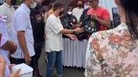 Mr Cuanisasi membagikan 1000 paket sembako ke pedagang pasar Blahbatuh Gianyar