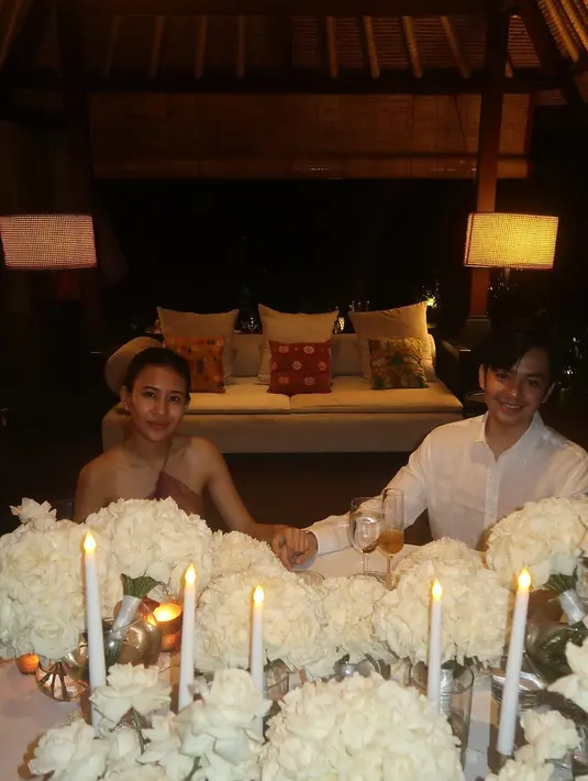Keduanya terlihat habiskan momen bersama dengan menikmati makan malam yang simple tapi romantis [@angga]