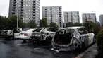 Deretan mobil yang terparkir di kota Gothenburg, Swedia hangus dan rusak, Selasa (14/8). Sekelompok orang bertopeng dan berpakaian hitam dilaporkan menjadi pelaku pembakaran puluhan mobil di sejumlah kota dalam semalam. (Adam Ihse/TT via AP)