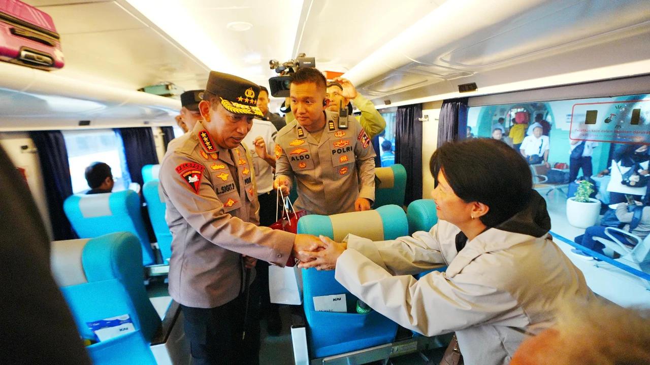 Kapolri Tinjau Stasiun Pasar Senen, Pastikan Kesiapan Pengamanan dan Pelayanan Nataru 2025