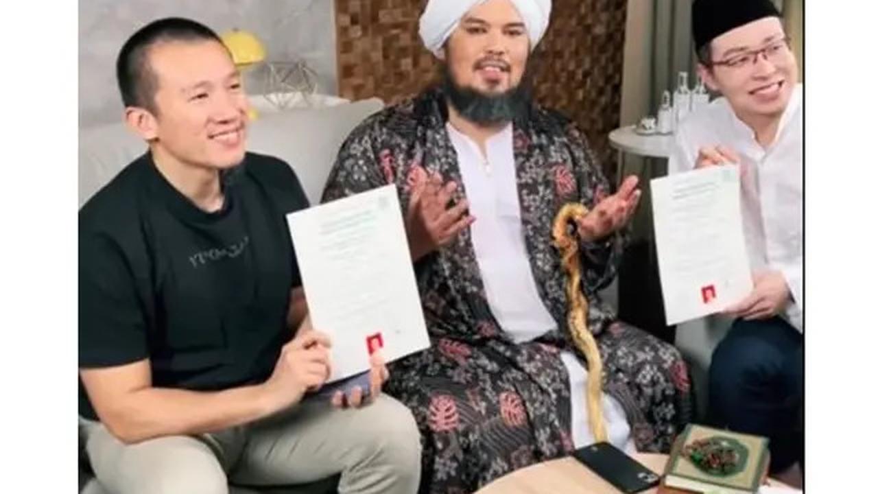 6 Potret Detik-detik Richard Lee Mualaf, Disaksikan Ustaz Derry dan Felix Siauw