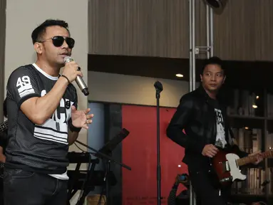 Penampilan Penyanyi Judika seusai peluncuran album barunya yang berjudul "JUDIKA" di Jakarta, Rabu (26/4). Pada album baru tersebut berisikan 10 lagu dengan 2 singel untuk album ini "Lebih dari Cinta" dan "I Love You". (Liputan6.com/Herman Zakharia)