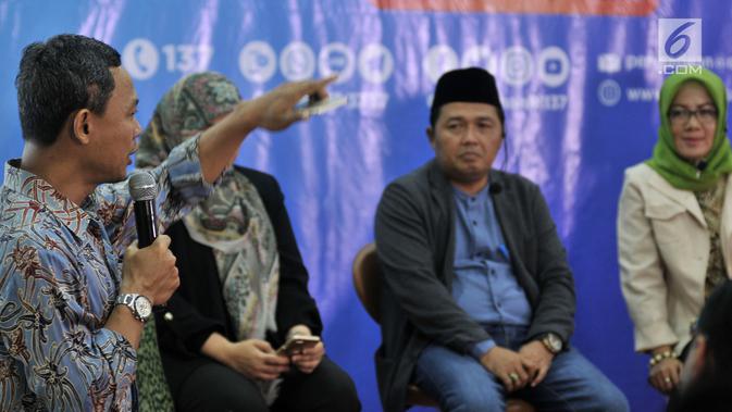 Komisioner KPU Pramono Ubaid memberikan penjelasan saat acara Ngopi Bareng Ombudsman di Ruang Serbaguna Ombudsman RI, Jakarta, Selasa (30/4/2019). Acara ini memberikan penghormatan bagi petugas KPPS yang menjadi korban sakit maupun meninggal pada Pemilu 2019. (merdeka.com/IqbalNugroho)