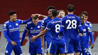 Para pemain Leicester City merayakan gol yang dicetak oleh  Jamie Vardy ke gawang Arsenal pada laga Liga Inggris di Stadion Emirates, Minggu (25/10/2020). Arsenal tumbang dengan skor 0-1. (Will Oliver/Pool via AP)