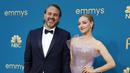 <p>Amanda Seyfried dan Thomas Sadoski dalam Emmy Awards 2022. (Foto: AP Photo/Jae C. Hong)</p>