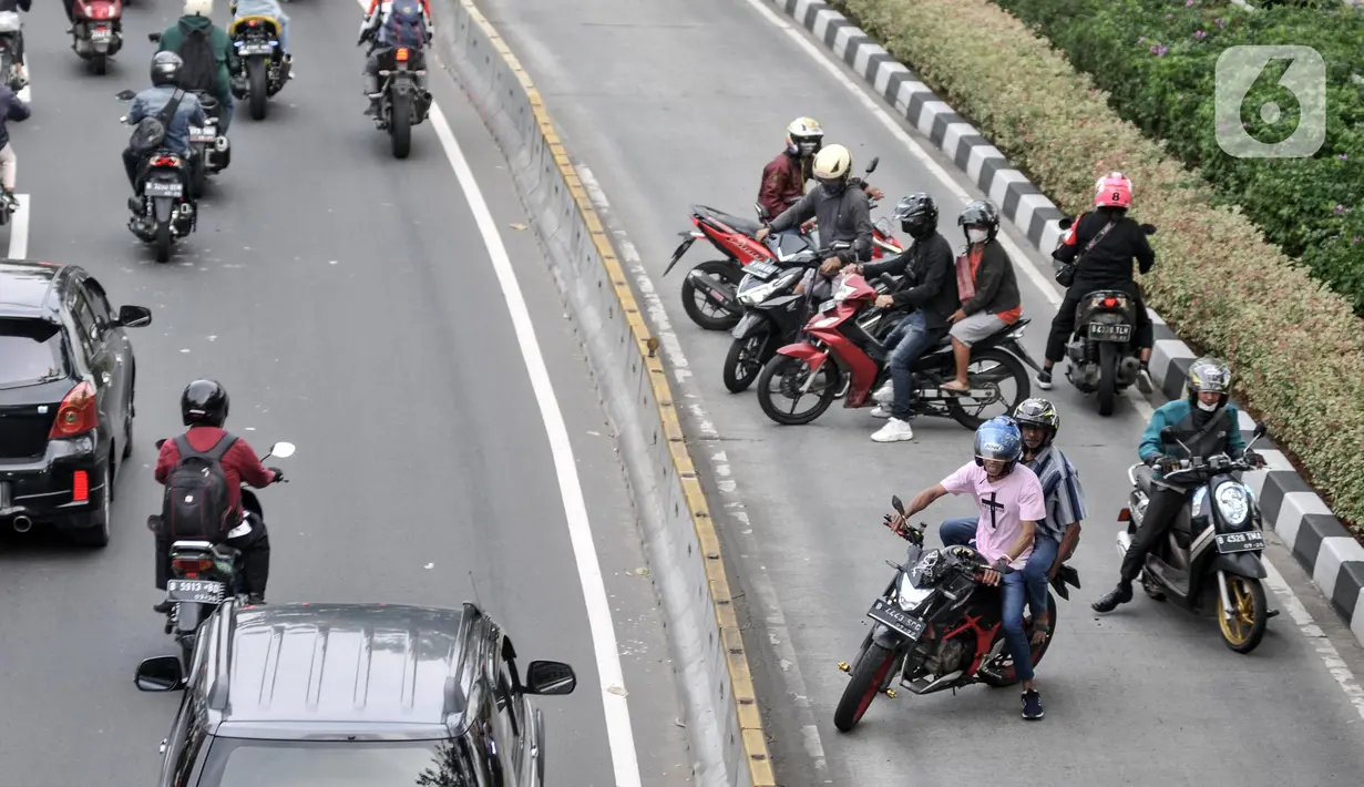 Pengendara sepeda motor berputar arah saat menghindari razia di jalur Bus Transjakarta di Jalan Kramat Raya, Kecamatan Senen, Jakarta, Kamis (21/7/2022). Razia digelar untuk menindak para pengendara yang tidak disiplin demi menghindari kemacetan serta mencegah terjadi kecelakaan di jalur Bus Transjakarta. (merdeka.com/Iqbal S. Nugroho)