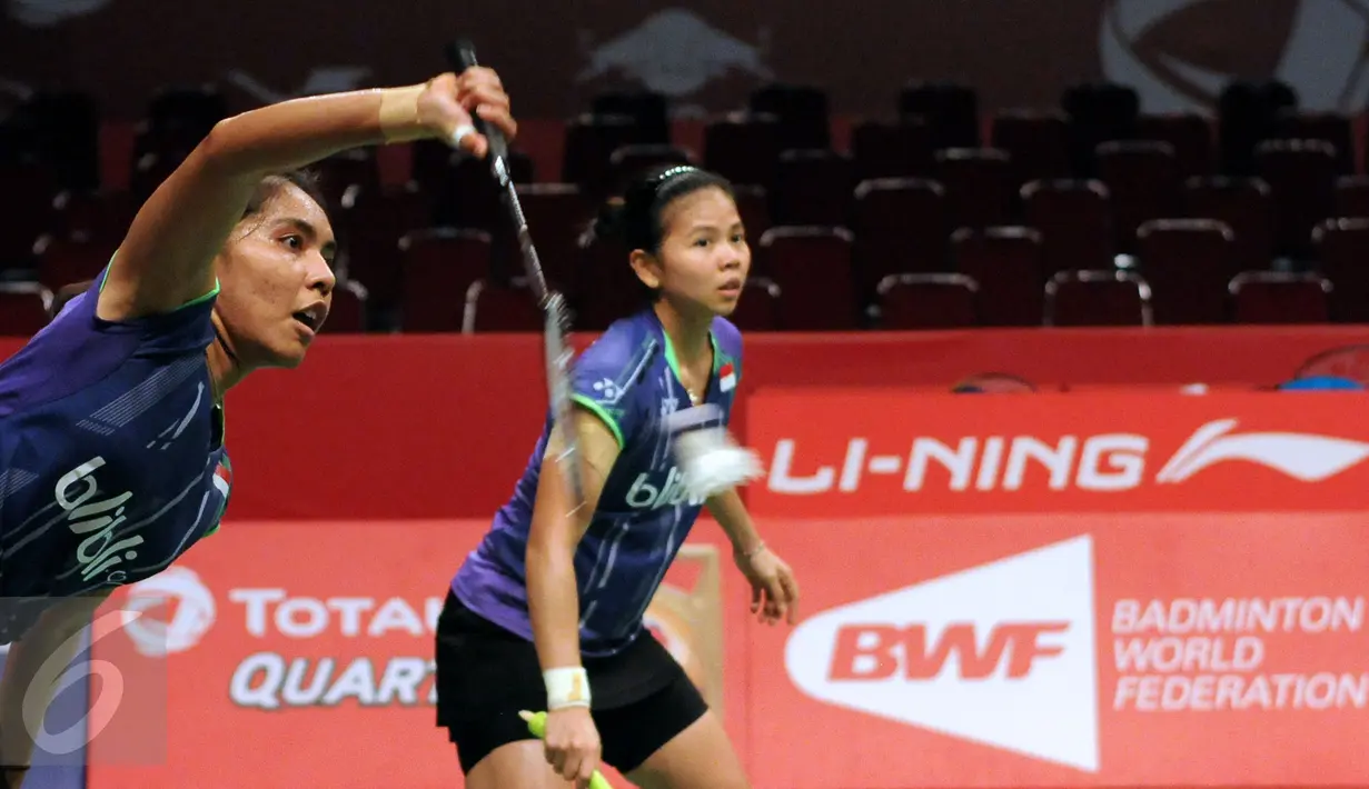 Ganda putri Indonesia,Nitya K Maheswari menahan serangan pemain Malaysia Amelia Alicia Anscelly/Soong Fie Chodi Total BWF World Championships 2015 di Jakarta, Jumat (14/8/2015). Greysia/Nitya unggul21-11 21-11. (Liputan6.com/Helmi Fithriansyah)