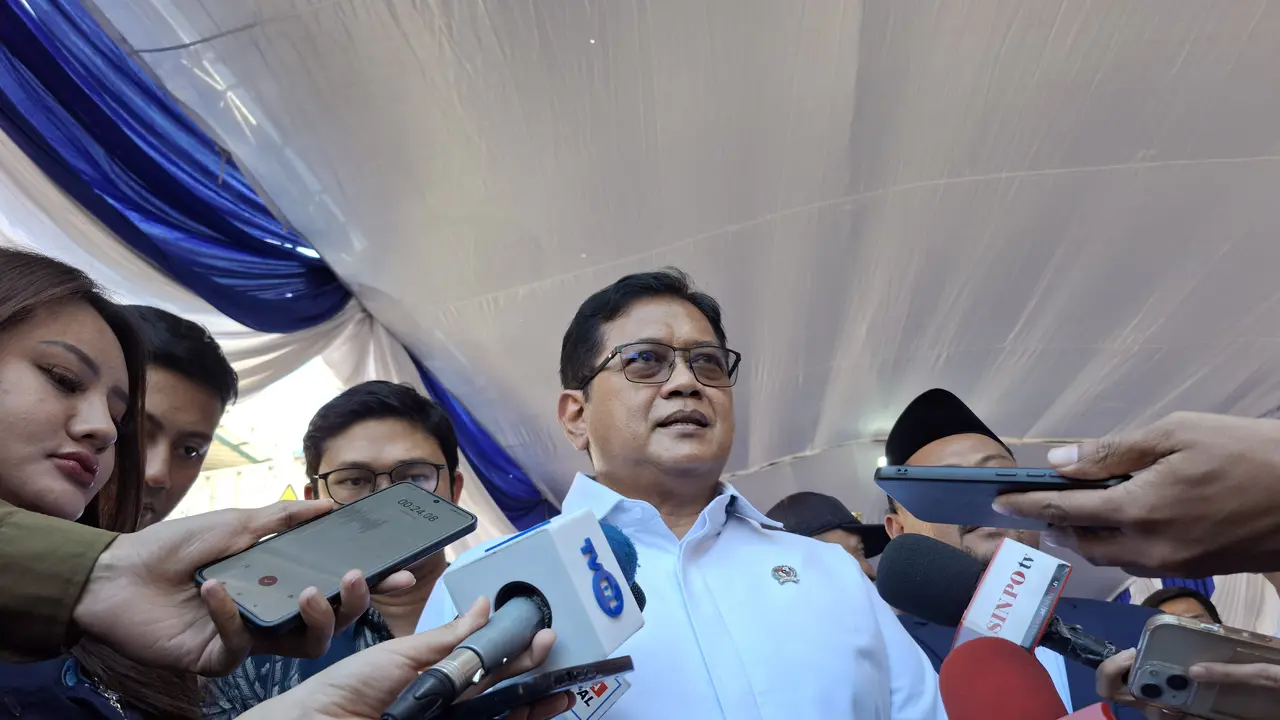 Wakil Menteri Transmigrasi Viva Yoga Mauladi saat melepas ekspor 16 ton rajungan dari kawasan transmigrasi di Gresik, Jawa Timur, Senin (29/6/2026).