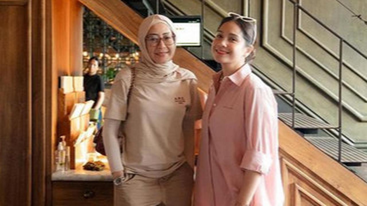 Outfit Simple Nagita Slavina Dipuji Tak Pernah Gagal Kece, Sandal Jepit Ratusan Ribu Bikin Salfok