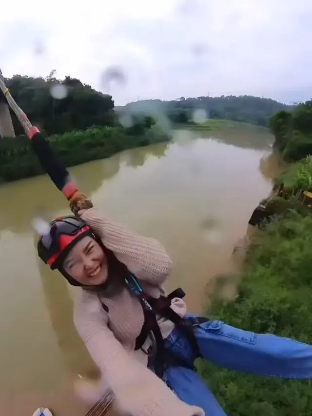 Dara Arafah Jajal Bungee Jumping