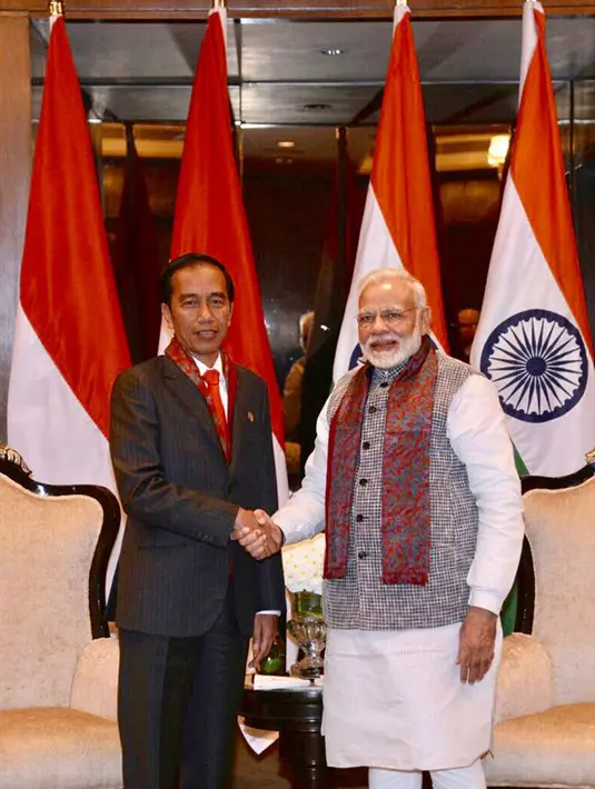 Presiden Jokowi dan PM India Narendra Modi berjabat tangan seusai pertemuan bilateral dengan PM India Narendra Modi di New Delhi, Kamis (25/1). Pertemuan didampingi menteri masing-masing itu berlangsung tertutup. (Liputan6.com/Pool/Biro Pers Setpres)