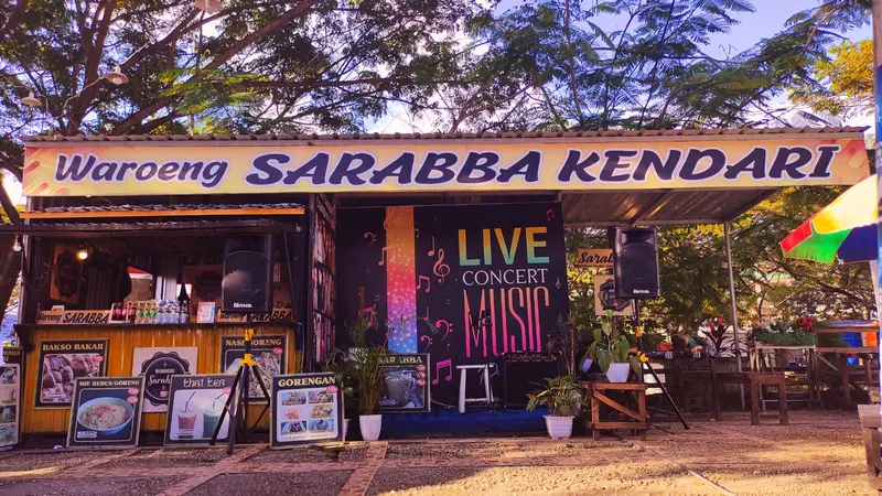 Warung sarabba banyak ditemukan di Kota Kendari, namun ada satu lokasi yang kerap diserbu orang hingga larut malam. (Liputan6.com/Ahmad Akbar Fua)