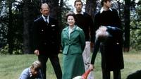 Ratu Elizabeth dan Duke of Edinburgh (kanan) berpose dengan ketiga putra mereka, Charles (kedua kanan), Edward (kiri), Andrew (kanan), Putri Anne (bersama putranya Peter) dan royal corgies di potret pernikahan ke-32 mereka ulang tahun, di Kastil Balmoral, Skotlandia, 20 November 1979. (AFP)