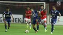 Gelandang Arema FC, Adam Alis Setyano (ketiga kiri) berebut bola dengan pemain Persija Rohit Chand dilanjutan Liga 1 Indonesia di Stadion Patriot Candrabhaga, Bekasi, Jumat (2/6). Persija unggul 2-0 atas Arema FC. (Liputan6.com/Helmi Fithriansyah)