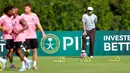 Co-Owner Inter Miami sekaligus mantan pesepak bola, David Beckham melihat langsung latihan persiapan timnya menjelang pertandingan pembuka Piala Dunia Antarklub 2025 melawan Al Ahly di Florida Blue Training Center, Florida, Amerika Serikat, Jumat (13/06/2025) waktu setempat. (AFP/Getty Images/Chris Arjoon)