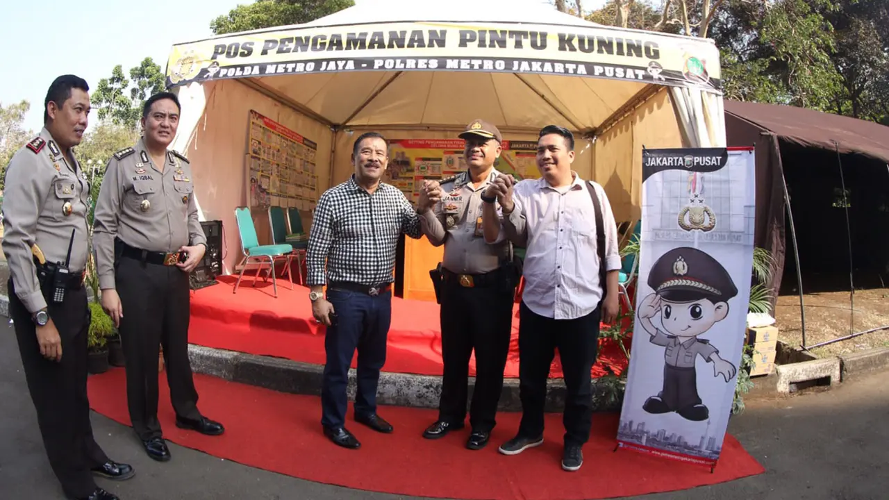 Umuh Muchtar dan Richard Ahmad Berkunjung ke Pos Keamanan Piala Presiden 2015_(Bola.com/Nicklas Hanoatubun)