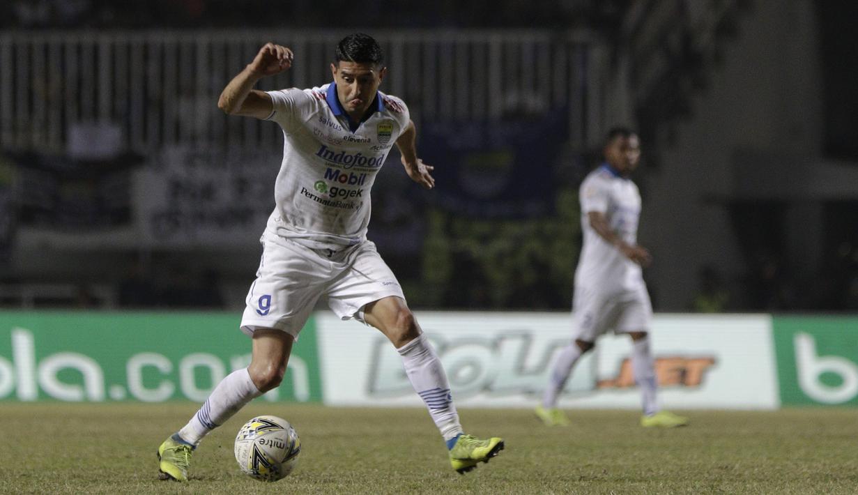 Gelandang Persib Bandung, Esteban Vizcarra, menggiring bola saat menghadapi Tira Persikabo pada laga Shopee Liga 1 di Stadion Pakansari, Bogor, Sabtu (14/9). Tira Persikabo bermain imbang 1-1 atas Persib Bandung. (Bola.com/Yoppy Renato)