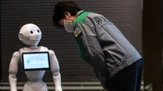 Gubernur Tokyo Yuriko Koike (kanan) melihat robot Pepper saat mengunjungi hotel yang diubah menjadi lokasi karantina pasien COVID-19 di Tokyo, Jepang, Jumat (1/5/2020). Sejumlah hotel di Tokyo mengerahkan robot untuk menyambut pasien COVID-19 dengan gejala ringan. (Philip FONG/AFP)