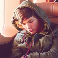 Louis Thomlinson pun sepertiya nggak menghilangkan kesempatan untuk tidur di pesawat. (HollywoodLife)