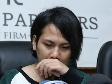 Istri komedian Aming, Evelyn saat jumpa pers di kawasan Permata Hijau, Jakarta, Jumat (3/3). Evelyn mengungkapkan perasaannya usai ditalak satu oleh Aming. (Liputan6.com/Herman Zakharia)