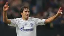 Raul Gonzalez. Striker yang telah pensiun dan menjadi legenda Real Madrid ini total telah membuat 14 kali braces dalam 145 laga di Liga Champions bersama Real Madrid dan Schalke. Braces terakhirnya dibuat saat Schalke mengalahkan Hapoel Tel Aviv 3-1, 20 Oktober 2010. (AFP/Daniel Roland)