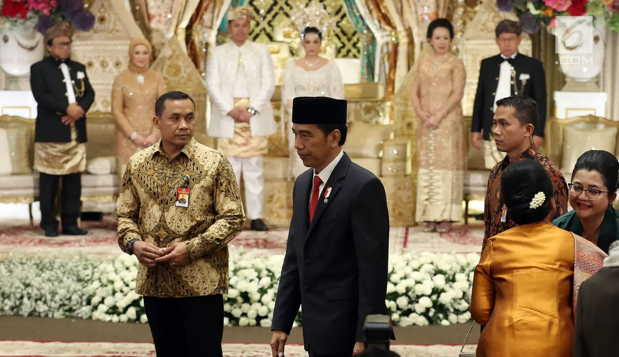 Ketua DPD, Oesman Sapta Odang dan sang istri, Serviati Oesman pada pernikahan anak bungsunya, Putri Selaras Oesman di kawasan Kuningan, Jakarta, Jumat (8/9). Presiden Jokowi dan Wapres Jusuf Kalla menjadi saksi nikah anak Oesman (Liputan6.com/Johan Tallo)