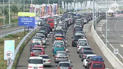 Sejumlah kendaraan melintasi jalur pintu tol fungsional tol Brebes-Batang, Jawa Tengah, Rabu (21/6). Memasuki H-4 Lebaran, sejumlah pemudik mulai dapat melintasi jalur tol fungsional Brebes-Batang yang baru. (Liputan6.com/Gempur M Surya)
