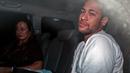 Neymar ditemani Ibunya, Nadine Goncalves Da Silva saat tiba di Mater Dei Hospital, Belo Horizonte, Brasil, (2/3/2018). Neymar mengalami retak pada tulang metatarsal saat memperkuat PSG melawan Olympique Marseille. (AFP/Nelson Almeida)