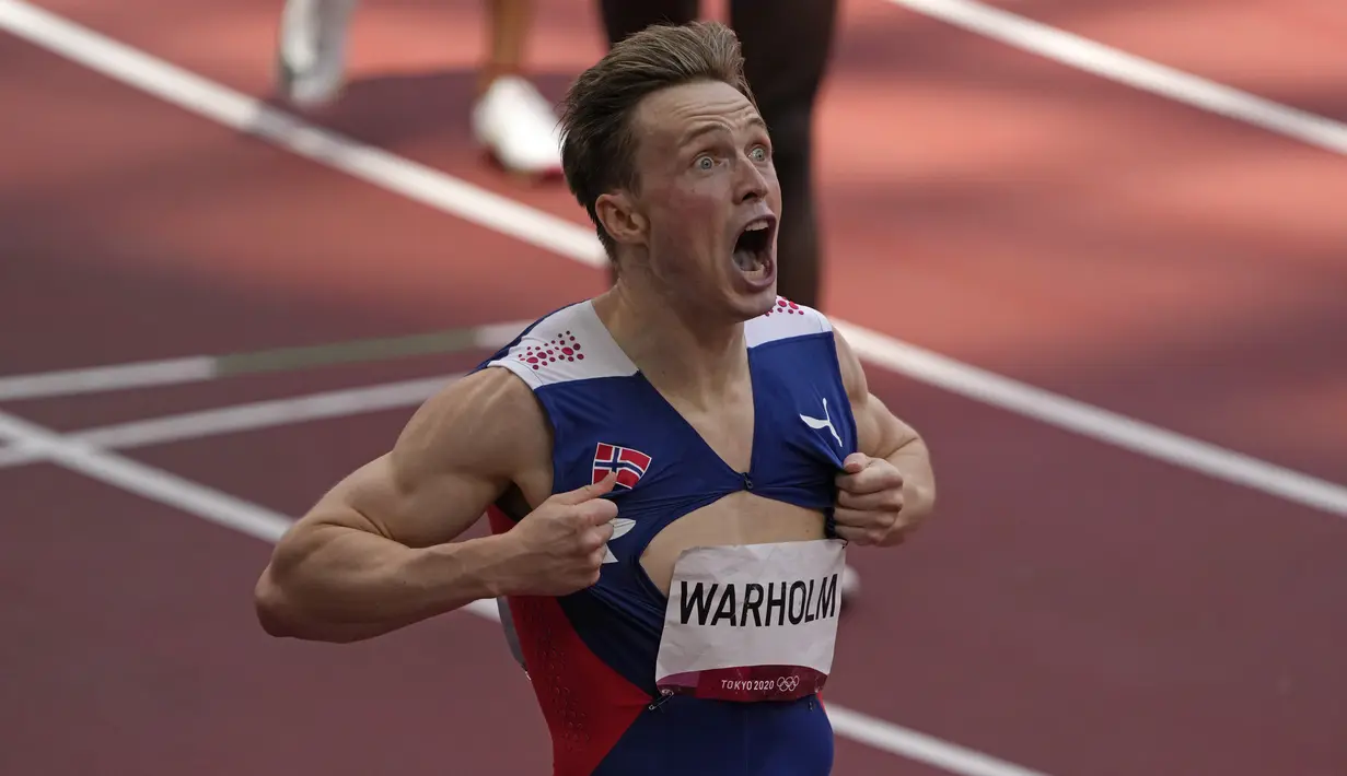 Atlet Norwegia Karsten Warholm merayakan kemenangannya atas medali emas pada final lari gawang 400m putra Olimpiade Tokyo 2020 di Olympic Stadium, Selasa (3/8/2021). Warholm sukses memecahkan rekor dunia lari gawang 400 meter putra dengan catatan waktu 45,95 detik. (AP Photo/Charlie Riedel)