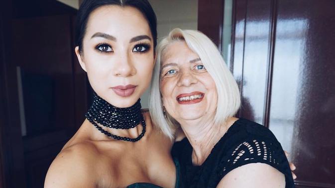 Istri Irfan Bachdim ini merupakan keturunan Jerman-Tionghoa. Jennifer mendapat keturunan Tionghoa dari sang ayah dan Jerman yang berasal dari ibunya. (Liputan6.com/IG/@jenniferbachdim)