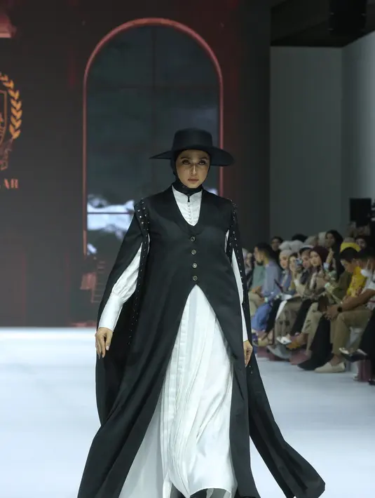Nabila Syakieb tampil memukau dengan mengenakan koleksi terbaru dari Zaskia Sungkar Signature. [Dok/Fimela/Adrian Utama P].