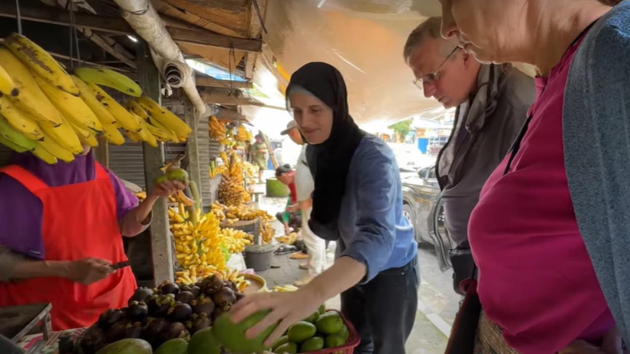 Diajak Jalan-jalan sama Sang Anak, Orangtua Bule Jerman Beli Buah-buahan di Pinggir Jalan 'Rasanya Aneh