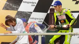 Tak henti sampai disitu, pada tahun 1999 Rossi kembali menunjukan kehebatannya dengan meraih juara dunia kelas 250cc dengan torehan 9 kemenangan dan 12 podium. (AFP/Tori Yamanaka)