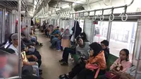 Penumpang memadati gerbong KRL Commuter Line di Jakarta, Sabtu (27/1). PT Kereta Commuter Indonesia juga mematok pendapatan sekitar Rp 2,7 triliun. (Liputan6.com/Immanuel Antonius)