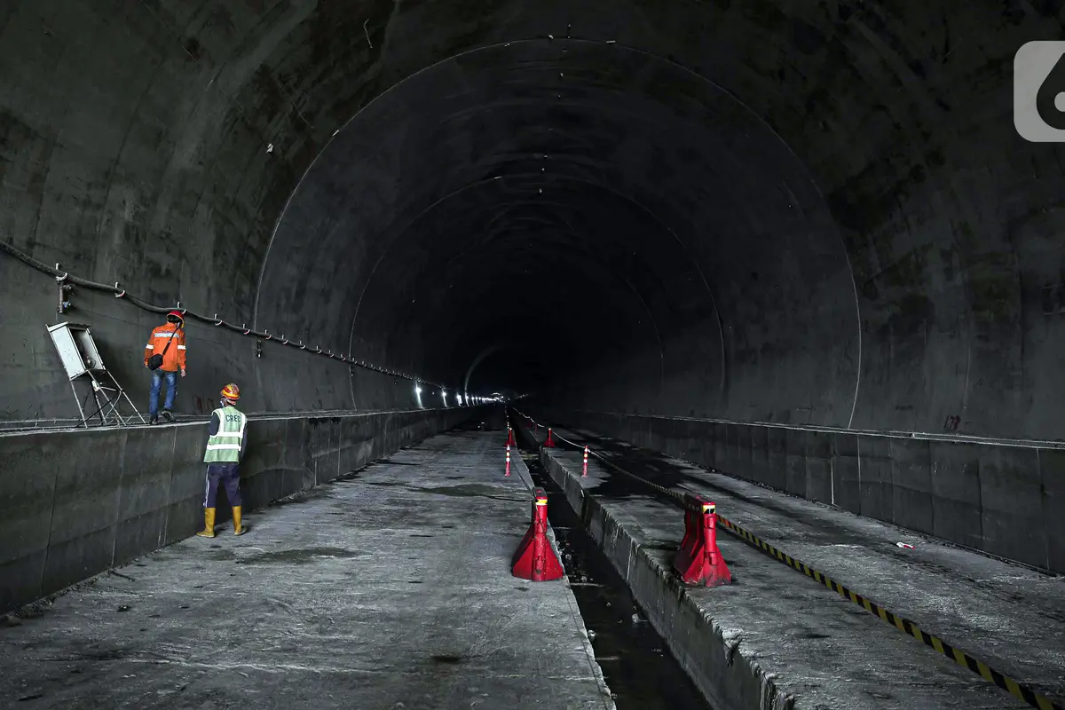 FOTO: Memantau Progres Proyek Tunnel 6 Kereta Cepat Jakarta - Bandung