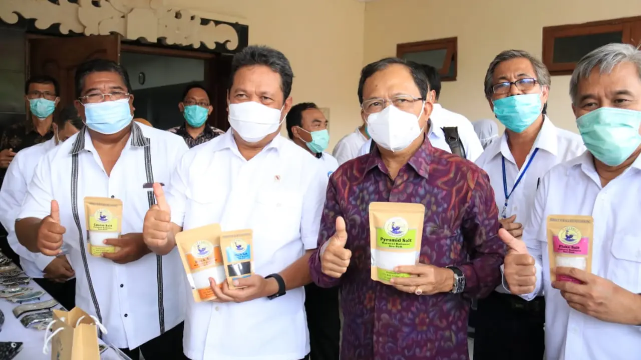 Menteri KKP Bersama Gubernur Bali dan Petani Garam Bali