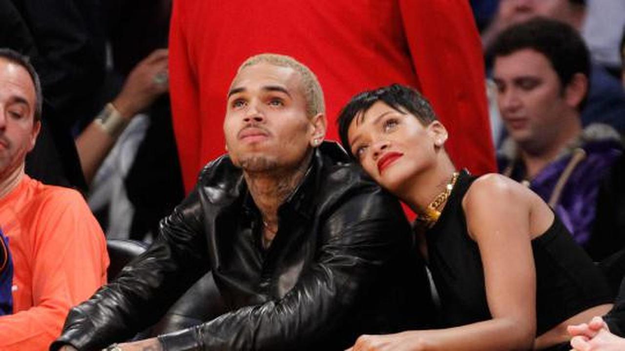 Nonton basket, Rihanna mesra dengan Chris Brown