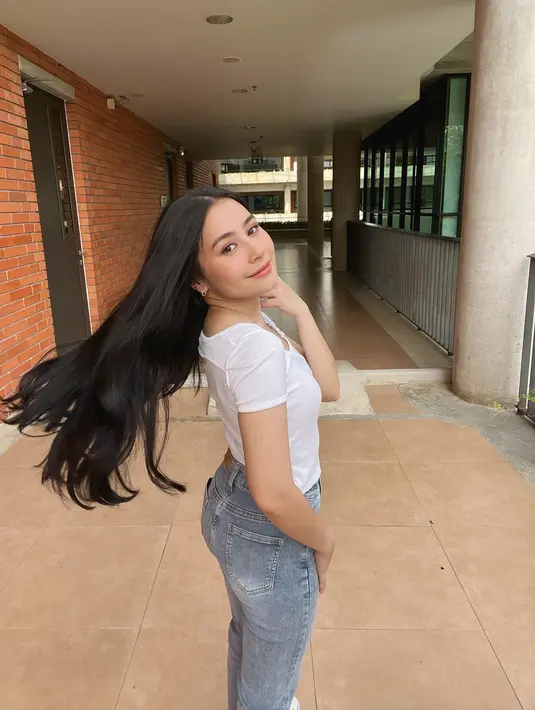 <p>Penampilan prilly dianggap makin memesona dengan rambut panjangnya yang dibiarkan terurai. (Foto: Instagram/ prillylatuconsina96)</p>