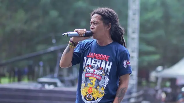 Potret gaya rambut gondrong gimbal Cak Sodiq Monata