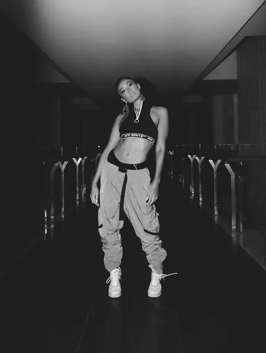 Celana cargo jadi salah satu andalan Agnez Mo, meski lebih banyak tampil dengan potongan loose alias gombrong. (Foto: Instagram @agnezmo)