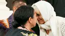 Istri kedua Pangeran Charles, Camilla Duchess of Cornwall disambut dengan Hongi di Government House in Wellington, Selandia Baru, (4/11/2015).  Pangeran Charles dan istri memulai kunjungannya di Australia dan Selandia baru. (REUTERS/Hagen Hopkins)