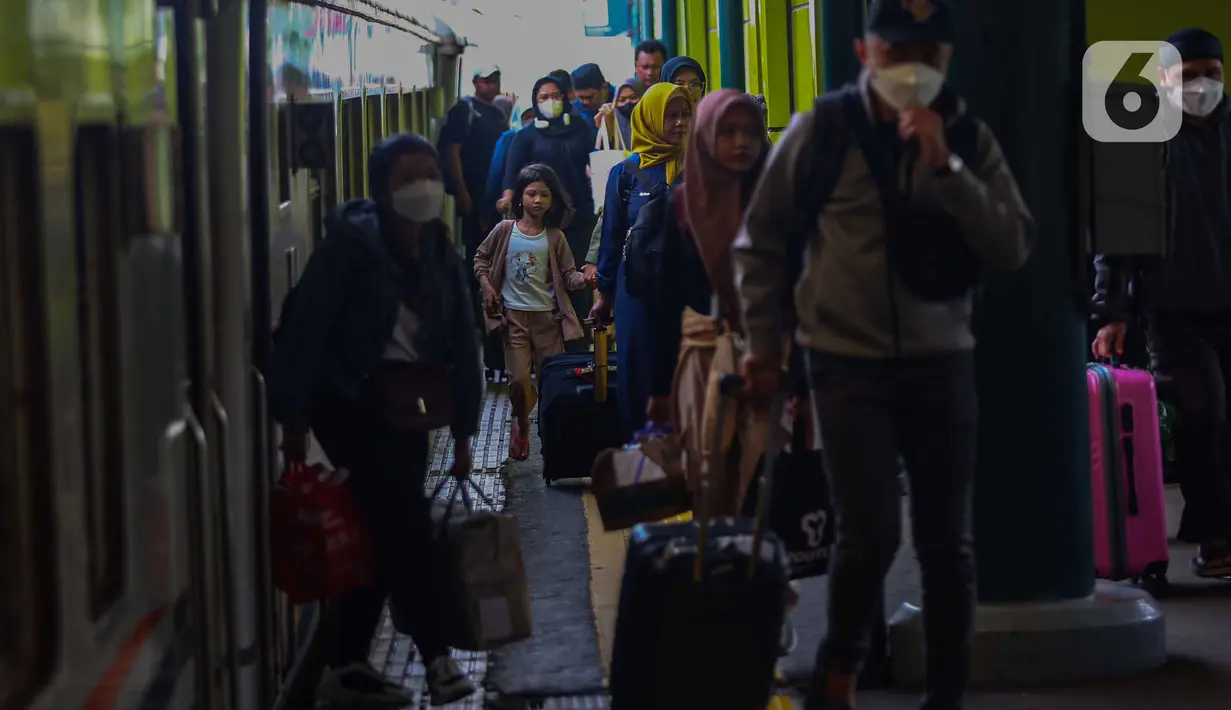 Pada puncak arus balik Lebaran 2024, Stasiun Gambir kedatangan 15.000 penumpang dari berbagai daerah. (Liputan6.com/Angga Yuniar)