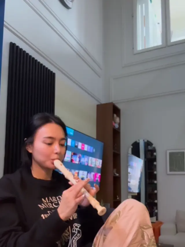 Model Baju Santai Wika Salim saat di Rumah