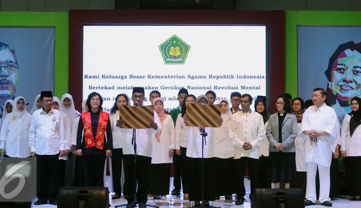 Perwakilan dari berbagai unsur di Kemenag membacakan Deklarasi Gerakan Nasional Revolusi Mental Dimulai dari Pendidikan di Senayan Jakarta, Selasa (15/12/2015). Deklarasi dihadiri Menteri Agama, Lukman Hakim Saifuddin. (Liputan6.com/Helmi Fithriansyah)