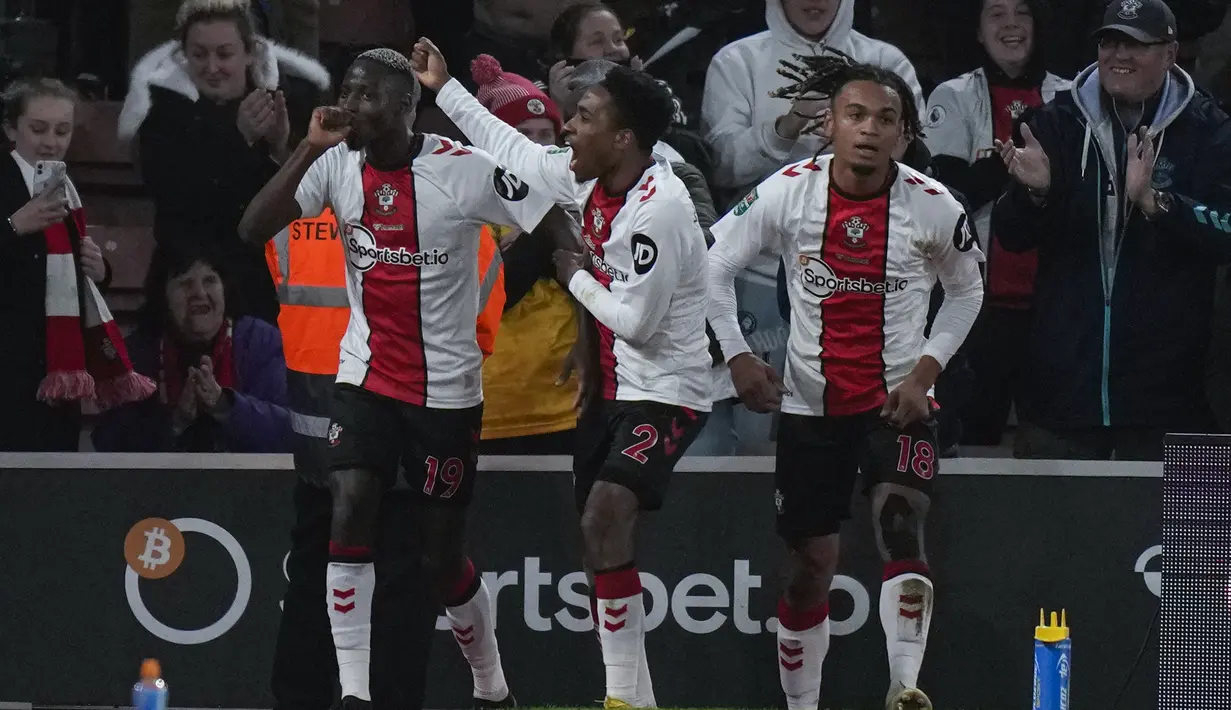 Gelandang Southampton, Moussa Djenepo (kiri) berselebrasi usai mencetak gol ke gawang Manchester City pada perempat final Piala Liga Inggris di stadion St Mary di Southampton, Inggris, Kamis (12/1/2023). Southampton menang atas Man City dengan skor 2-0 dan melangkah ke semifinal. (AP Photo/Hibah Alastair)