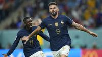 Olivier Giroud berhasil menyumbangkan dua gol untuk kemenangan 4-1 Prancis atas Australia pada matchday pertama Grup D Piala Dunia 2022 yang berlangsung di Al Janoub Stadium, Rabu (23/11/2022) dini hari WIB. Gol pertama pemain AC Milan itu dicetak pada menit ke-32 setelah menerima asisst dari Adrien Rabiot. Sementara itu, gol keduanya dicetak pada menit ke-71 lewat tandukannya usai sukses mengkonversi umpan dari Kylian Mbappe. (AP/Francisco Seco)