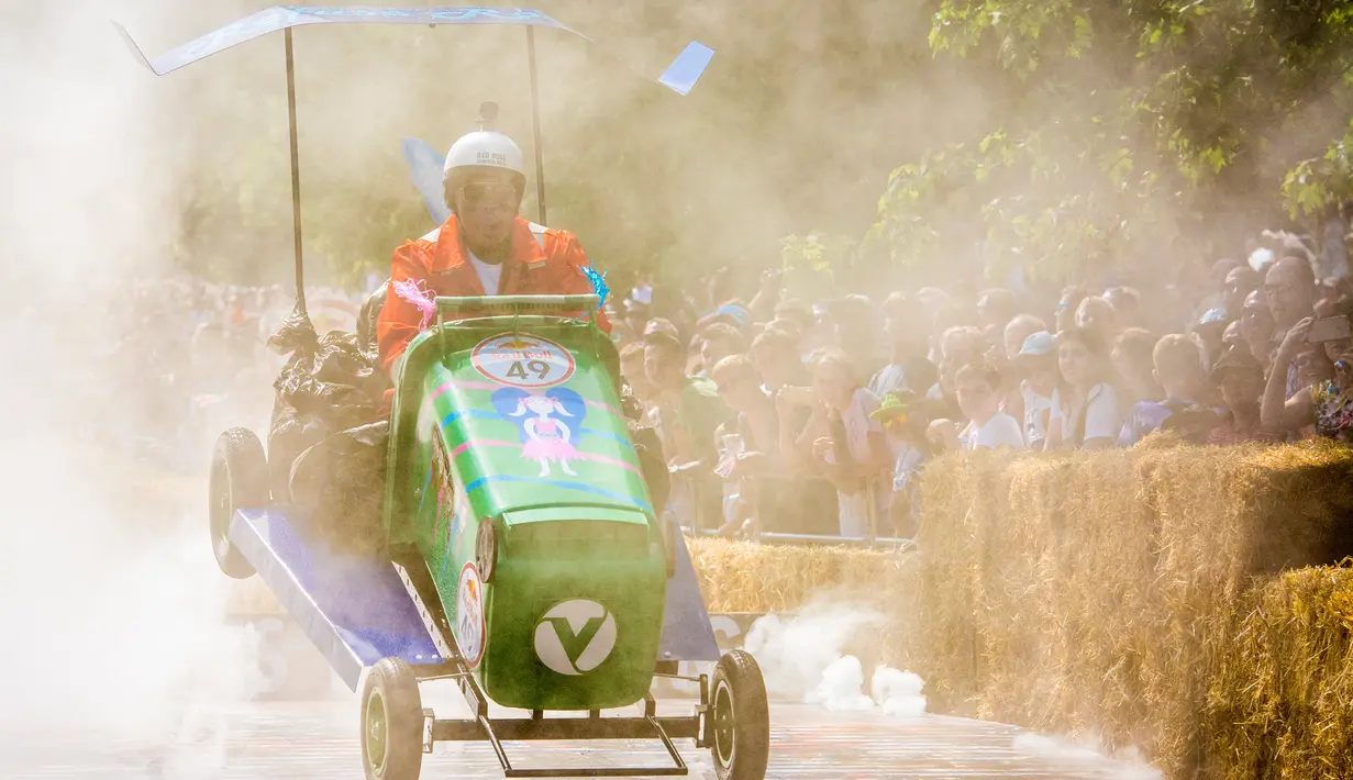 Peserta menaiki kendaraan unik buatannya Refuse Rocket pada ajang Race Red Bull Soapbox di Alexandra Palace, London, 9 Juli 2017. Balapan kotak sabun ini telah menjadi sebuah ajang berskala internasional. (Leo Francis/Red Bull Content Pool via AP Images)